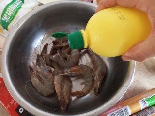 穿肠意面,虾去沙线加入柠檬汁腌制去腥