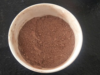 像布朗尼的浓郁巧克力蛋糕(无油全蛋),在一个碗里。过筛30克低筋面粉10克可可粉。