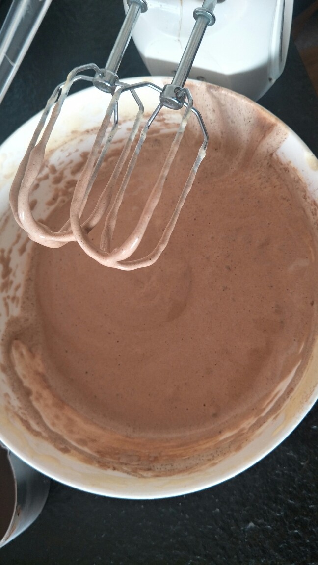 像布朗尼的浓郁巧克力蛋糕(无油全蛋),用刮刀快速切拌。防止消泡。
