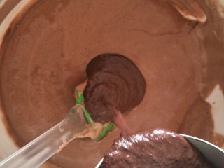 像布朗尼的浓郁巧克力蛋糕(无油全蛋),把之前融化好的巧克力牛奶糊倒入面糊中用刮刀大幅度切半。快一点。防止消泡。
