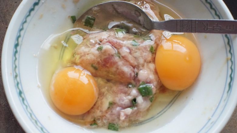 葱花肉末蒸蛋,加入两个鸡蛋充分搅拌均匀
