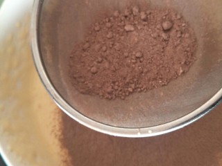 像布朗尼的浓郁巧克力蛋糕(无油全蛋),可可面粉分两次过筛。