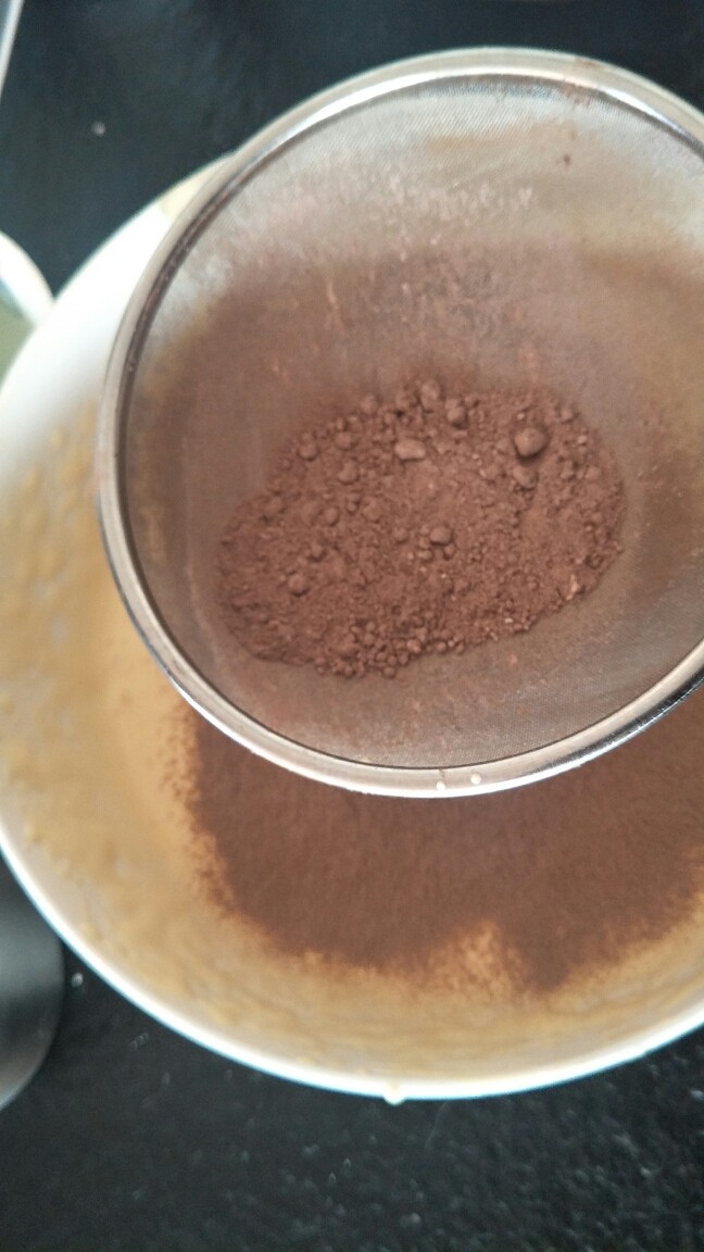 像布朗尼的浓郁巧克力蛋糕(无油全蛋),可可面粉分两次过筛。