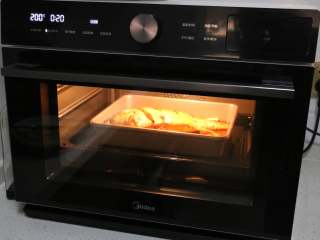 香辣烤鱼,烤箱提前预热好后，将烤盘放入烤箱中，200度烤20分钟。