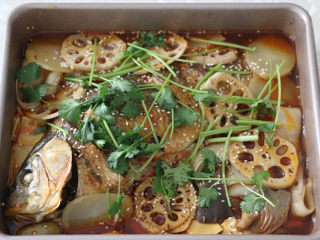 香辣烤鱼,烤好的鱼撒白芝麻、香菜即可食用。