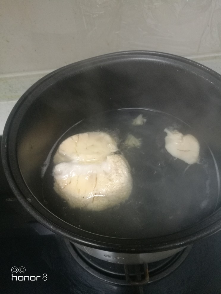 菜谱#猴头菇山药板栗鸡汤#[创建于14/12~2018],水开锅后，焯水5分钟，放凉、挤去水分，备用。