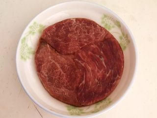 小炒牛肉,牛里脊肉用冷水浸泡10分钟，泡出血水后清洗干净