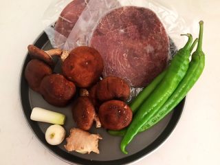 小炒牛肉,准备食材：牛里脊肉，尖椒，香菇，大葱，蒜，鲜姜