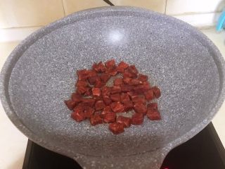 小炒牛肉,油烧热后加入牛肉