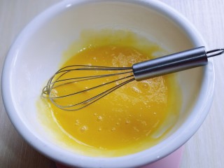 6寸红丝绒戚风蛋糕,先做蛋黄糊，蛋黄用手动打蛋器打散。