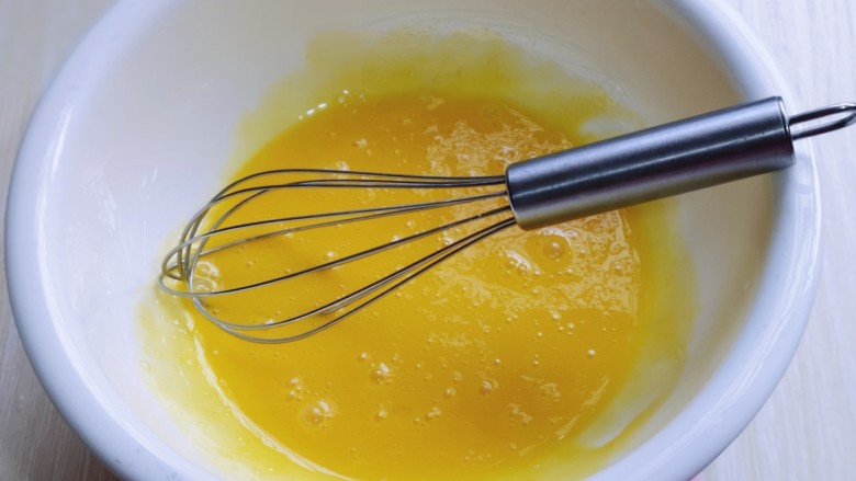6寸红丝绒戚风蛋糕,先做蛋黄糊，蛋黄用手动打蛋器打散。