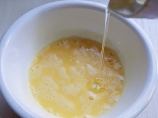 6寸红丝绒戚风蛋糕,加入玉米油，使油和蛋液完全融合再一起，(色拉油也可以，但是一定要无味的)不建议使用黄油或橄榄油。