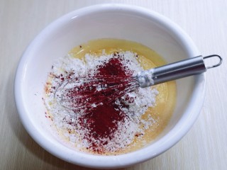 6寸红丝绒戚风蛋糕,筛入面粉，红曲粉，用硅胶铲翻拌均匀，看不到干粉。