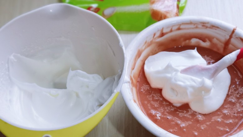6寸红丝绒戚风蛋糕,取三分之一的蛋白霜加入蛋黄糊中，翻拌手法直至看不到蛋白霜。再取三分之一的蛋白霜加入蛋黄糊中，继续上面的手法，翻拌直至看不到蛋白霜。