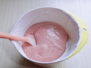 6寸红丝绒戚风蛋糕,最后将蛋黄糊倒入蛋白霜的容器中，继续翻拌手法，直至看不到蛋白霜即可。