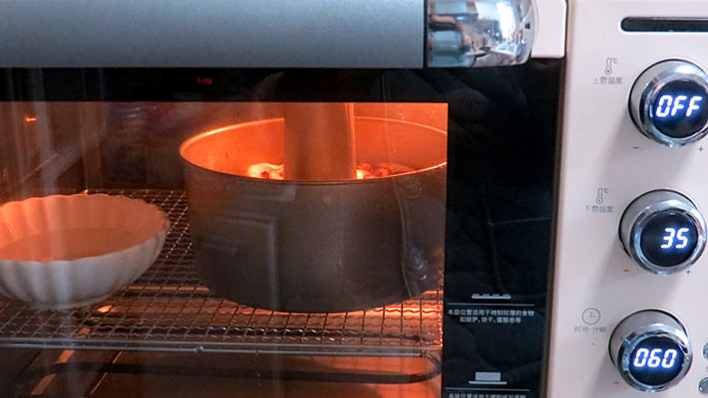 冬季温暖滴下午茶品【黑糖肉桂手撕包】,放入烤箱35°发酵1小时，里面放一杯开水