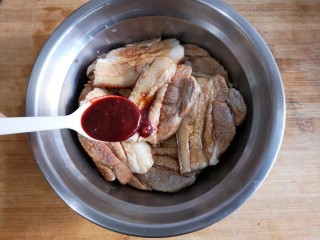 梅菜扣肉,将切好的大肉片放入容器中加味极鲜酱油，蚝油，腐乳汁，少量白酒，白糖。