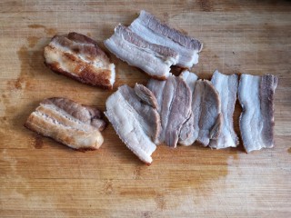 梅菜扣肉,晾凉后切成厚5-7毫米，长7-8厘米的大肉片。