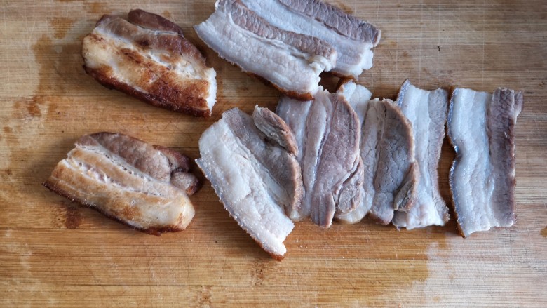 梅菜扣肉,晾凉后切成厚5-7毫米，长7-8厘米的大肉片。