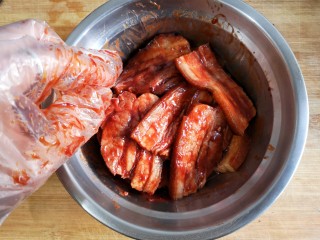 梅菜扣肉,戴厨房一次性手套抓拌均匀，腌制入味，（可放入冰箱隔夜）