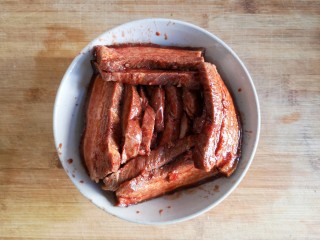 梅菜扣肉,将腌好的大肉片平整地摆放在碗里，有皮的一面摆在底下。