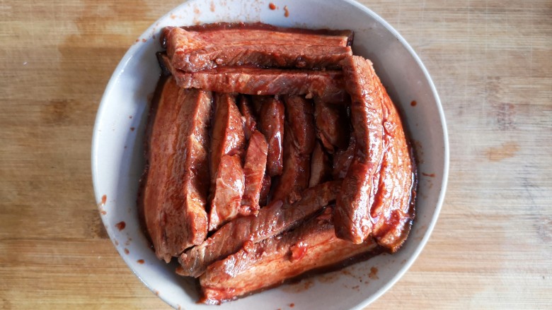 梅菜扣肉,将腌好的大肉片平整地摆放在碗里，有皮的一面摆在底下。