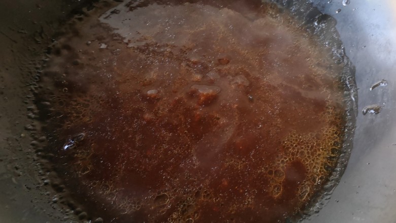 梅菜扣肉,小火煮开搅拌调成欠汁。