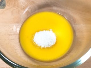 核桃酥,黄油中加入细砂糖，用蛋抽搅拌融合。