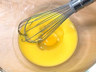 核桃酥,加入鸡蛋搅拌均匀，鸡蛋打散后加入效果更佳。