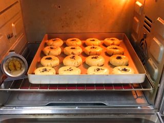 核桃酥,烤箱预热至175度，金盘送入烤箱底部第二层，烤制25分钟。