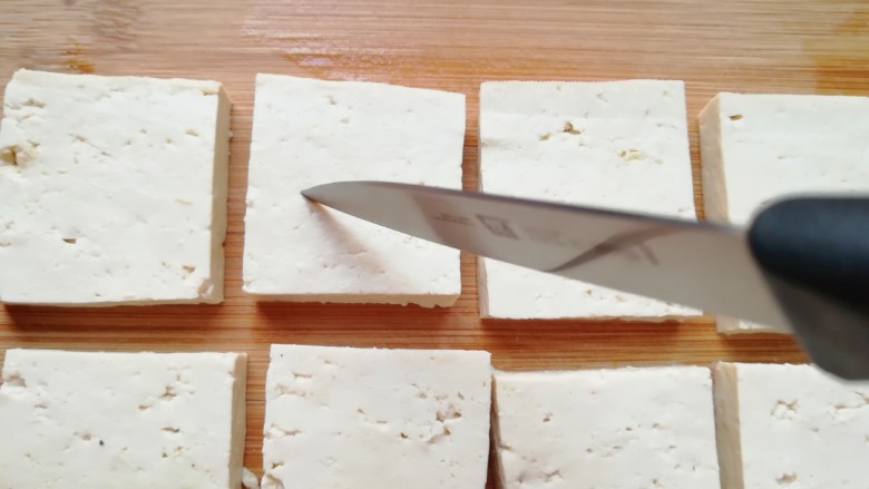 香烤老豆腐,用小刀在豆腐块的正反面各划2-3道，以便入味。