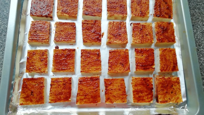香烤老豆腐,将混合好的酱料刷在豆腐的表面。