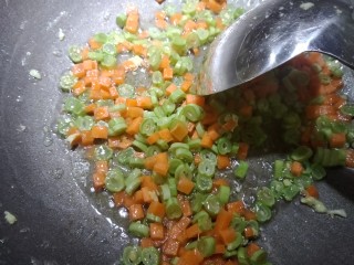 香辣蛋炒饭,锅内再加点色拉油，加入切好的四季豆，胡萝卜。炒成六分熟