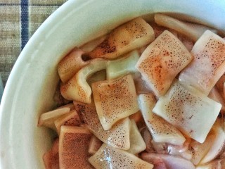 海鲜酸菜饺子,笔管鱼切成小方块，这样吃一口就可以看到，味道也会更鲜美哦！