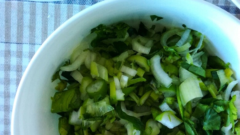海鲜酸菜饺子,大葱、香菜、姜分别切碎。