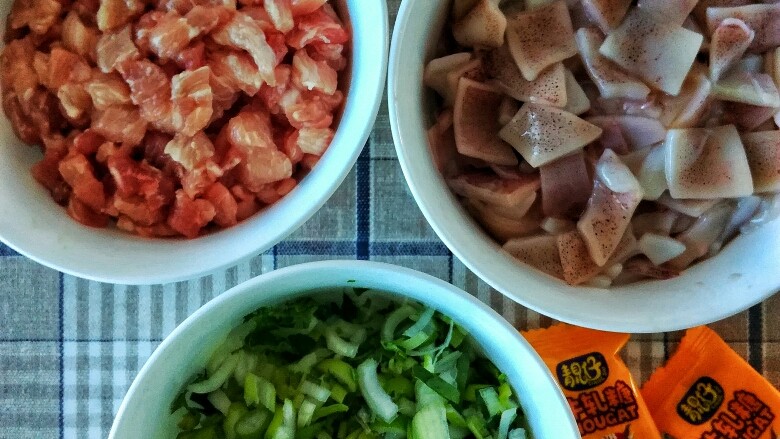 海鲜酸菜饺子,都准备好了，准备和馅儿喽！