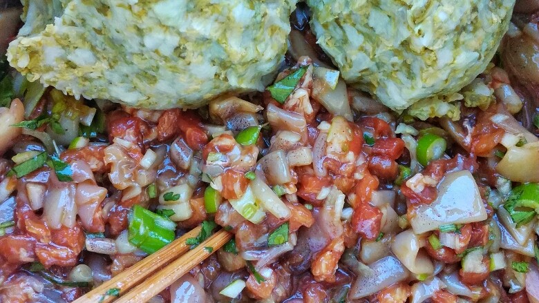 海鲜酸菜饺子,酸菜一定要挤干净水分，不然会有酸菜水的味道就不好吃了。