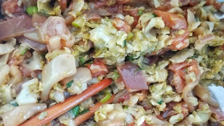 海鲜酸菜饺子,放入先前和好的肉馅里，再加入少量精盐。