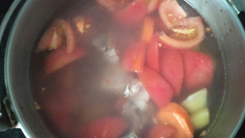 西红柿牛骨汤,水煮沸后放入土豆西红柿