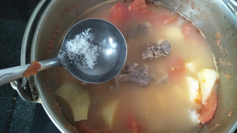 西红柿牛骨汤,出炉前放点盐搅拌均匀关火即可。