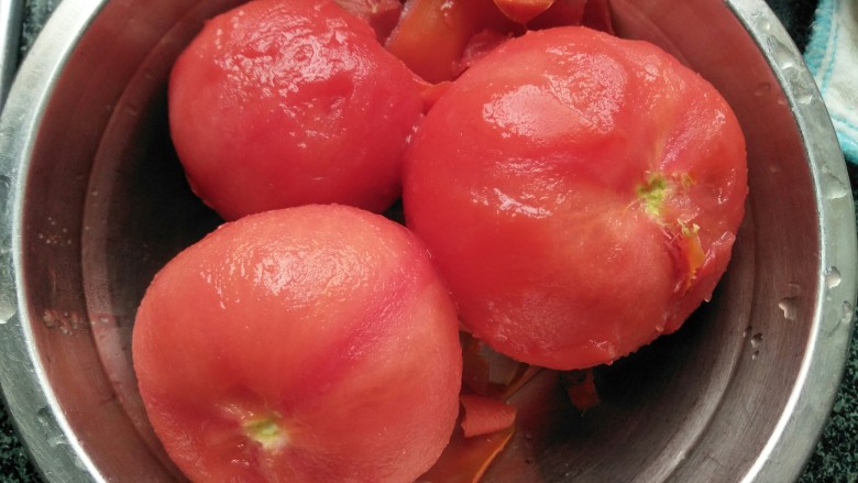 西红柿牛骨汤,就西红柿去掉皮切成块状