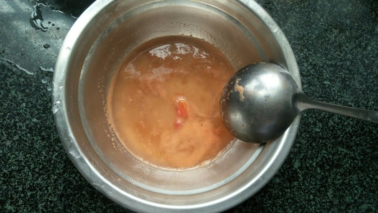 西红柿牛骨汤,水再次煮沸时用勺子勺出表面的浮油。继续煮45分钟。
