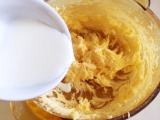 曲奇饼干,用打蛋器搅打约1分钟，至颜色略浅、颜色淡黄的状态后分四次加入牛奶
