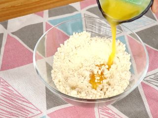 玉米脆片,低筋面粉、玉米面粉和细砂糖混合均匀，倒入融化好的黄油，搅拌均匀
tips：玉米面粉越细口感越好，一般超市都有卖的