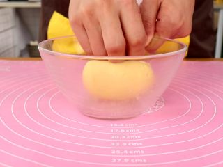 玉米脆片,揉至光滑的面团
tips：稍微揉几下就可以了，以免面粉起筋