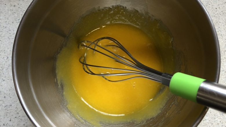 茼蒿芝麻戚风蛋糕,鸡蛋中加入细沙糖稍微搅拌，保存鸡蛋风味