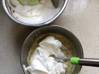 茼蒿芝麻戚风蛋糕,蛋黄糊中加三分之一蛋白霜，用手抽由下而上翻拌均匀，将蛋糊倒入蛋白霜盆，继续翻拌均匀