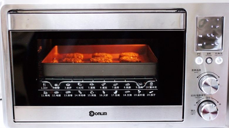 酥得掉渣的芝麻桃酥,烤箱设置温度为上管170°，下管165°，时间为25分钟！（时间及温度仅供参考）