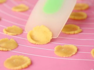 玉米脆片,用硅胶刮刀辅助刮起来
tips：因为玉米面粉本身发酥的，手拿会碎，所以利用工具辅助刮起来就可以了