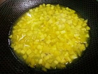 苹果派,再把玉米淀粉和水再加上食用盐调成湿淀粉倒下去，再盖上锅盖小火慢熬，中途要时不时的搅拌一下，以防粘底